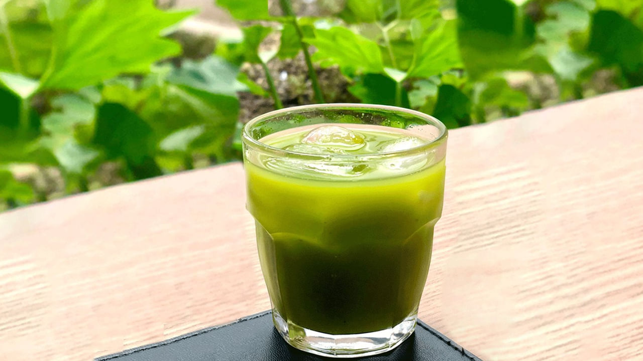 కొత్తి మీర జ్యూస్‌ పొడి చర్మానికి చాలా ప్రయోజనకరంగా పనిచేస్తుంది. తరచూ చర్మం పొడిబారిపోయే సమస్య ఉన్నవారు ప్రతిరోజూ ఉదయం కొత్తిమీర జ్యూస్‌ తీసుకోవాలని నిపుణులు చెబుతున్నారు. కొత్తిమీరలో ఫైబర్ అధికంగా ఉంటుంది. ఇది మంచి జీర్ణక్రియను ప్రోత్సహిస్తుంది.. కడుపు నొప్పి, ఆమ్లత్వం, ఉబ్బరం లేదా గ్యాస్ ఉన్నవారు కొత్తిమీర తినాలి. ఇందులో యాంటీఆక్సిడెంట్ లక్షణాలు ఉన్నాయి. ఇవి శరీర రోగనిరోధక శక్తిని పెంచుతాయి. క్యాన్సర్ నిరోధక లక్షణాలను కూడా కలిగి ఉంటాయి. 