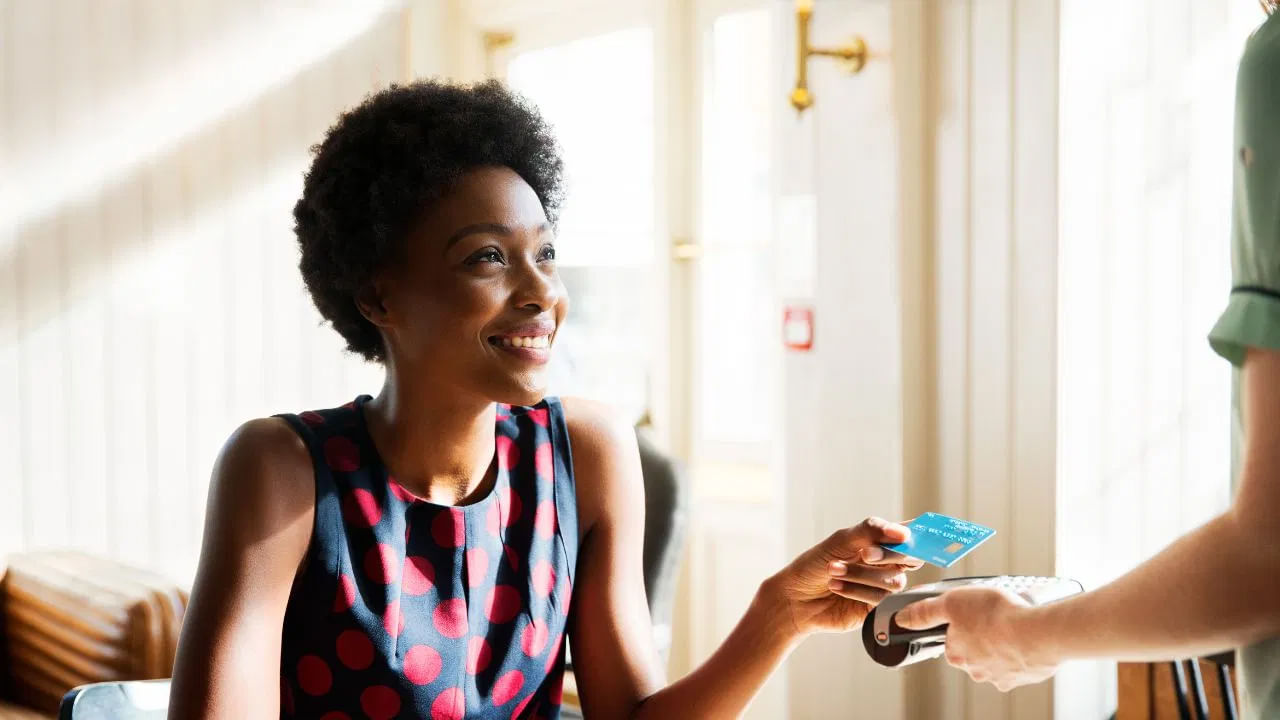 మీ స్నేహితులకు క్రెడిట్ కార్డులు ఇచ్చే అలవాటు మీకు కూడా ఉందా? దానితో వాళ్లు భారీ మొత్తంలో షాపింగ్‌ చేసి మళ్లీ మీకు తిరిగి డబ్బులు చెల్లిస్తున్నారా? కొన్ని సార్లు చెల్లించకపోవచ్చు. దీని కారణంగా మీరు భవిషత్తులో సమస్యలు ఎదుర్కొనే అవకాశం ఉంది. 