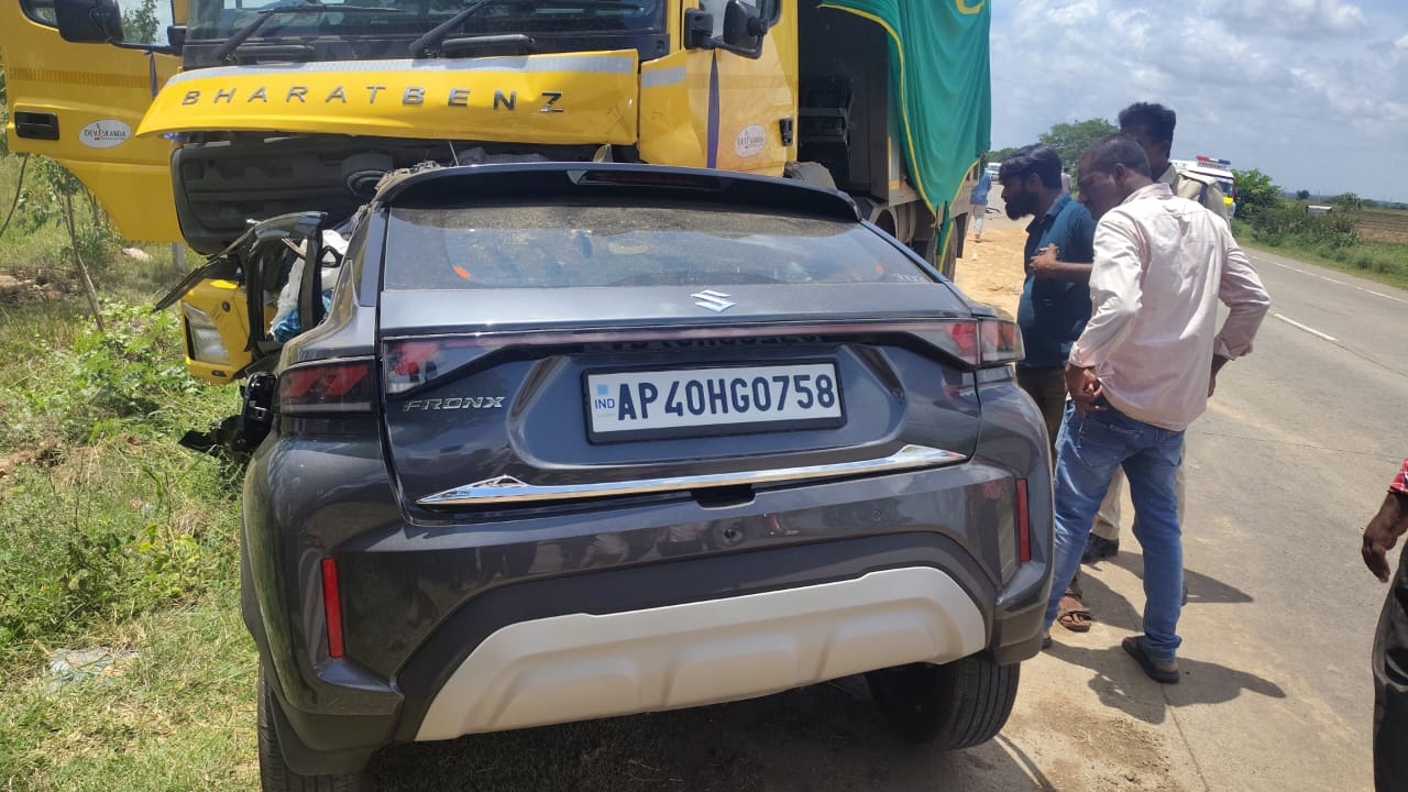 Andhra: రాంగ్ రూట్లో దూసుకొచ్చిన మృత్యువు.. టిప్పర్ ఢీకొని ఏడుగురు దుర్మరణం