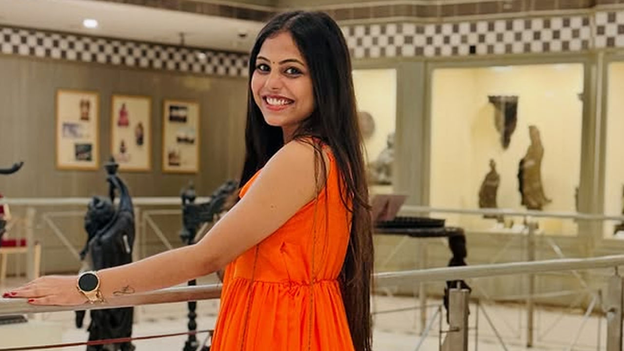 అయితే ఆ ఐదుగురులో ఉన్న ఒక అమ్మాయి, ఏకంగా లక్ష రూపాయల జీతాన్ని వదిలేసుకొని బిగ్ బాస్ హౌస్‌లోకి ఎట్రీ ఇవ్వబోతున్నదంట. ఇంతకీ ఆ చిన్నది ఎవరంటే? దమ్ము శ్రీజ. ఈ బ్యూటీ గురించి చెప్పాల్సిన పని లేదు. అగ్నీ పరీక్ష షోలోకి ఎంట్రీ ఇచ్చినప్పుడే అతిగా మాట్లాడేసింది. దీంతో శ్రీజను చూసి ప్రేక్షకులు, జడ్జీలు కూడా చాలా షాక్ అయ్యారు. ఈమె బిగ్ బాస్ హౌస్ లోకి వెళ్లితే ప్రతి ఒక్క రికీ అగ్ని పరీక్షే అనుకున్నారు.