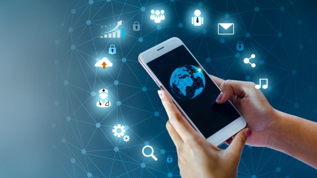 మన మొబైల్లోని డేటా త్వరగా అయిపోవడానికి ప్రధాన కారణం బ్యాగ్రౌండ్ యాప్స్, వీటని వాడిన తర్వాత క్లియర్ చేయకుండా అలాగే ఉంచడం ద్వారా డేటా త్వరగా అయిపోతుంది. అలానే యాప్లు ఆటో-అప్డేట్లో ఉంచడం. దీని కారణంగా, Google Play Storeలో యాప్లకు అప్డేట్ ఆప్షన్ వచ్చిన వెంటనే, యాప్లు వాటంతట అవే అప్డేట్ కావడం ప్రారంభిస్తాయి. దీంతో మీ డేటా మొత్తం వాటికే అయిపోతుంది. కాబట్టి మీ మొబైల్లో యాప్స్ ఆటో అప్డేట్ను ఆఫ్ చేసుకోండి. ఇలా చేయడం ద్వారా మీరు చాలా వరకు మీ డేటాను ఆదా చేసుకోవచ్చు.