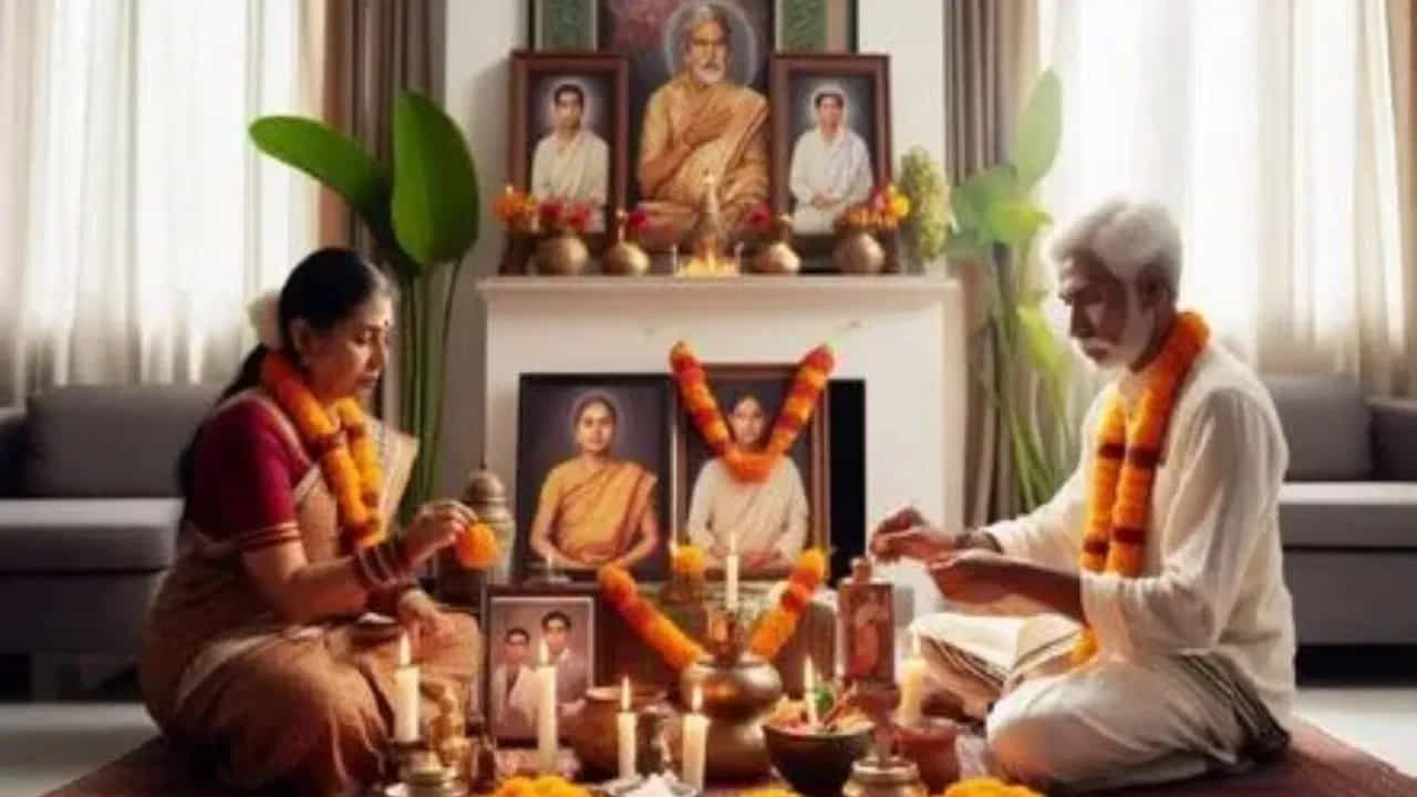 చనిపోయిన వ్యక్తి ఫోటోను బెడ్రూమ్లో ఎప్పుడూ ఉంచకూడదు. పూర్వీకుల ఫోటోను బెడ్రూమ్లో ఉంచడం చాలా అశుభకరమని భావిస్తారు. పూర్వీకుల ఫోటోను బెడ్రూమ్తో పాటు, వంటగదిలో, బాత్రూమ్ సమీపంలో గోడల దగ్గర కూడా ఉంచకూడదు.