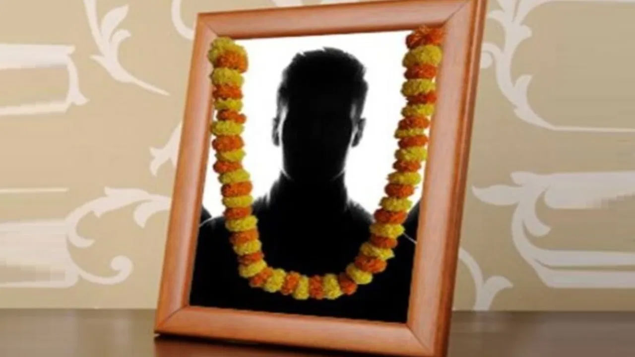 తరచుగా ప్రజలు తమ ఇళ్లలో మరణించిన తల్లిదండ్రులు లేదా పూర్వీకుల చిత్రాలను ఉంచుతారు. వాస్తు శాస్త్రంలో పూర్వీకుల చిత్రాలను ఇంట్లో ఉంచడం శుభప్రదంగా పరిగణించబడుతుంది. అయితే, ఇంట్లో పూర్వీకుల చిత్రాలను ఉంచడానికి కొన్ని నియమాలు ఉన్నాయి.. వీటిని విస్మరించడం వల్ల దురదృష్టకరమైన ఫలితాలు వస్తాయి.
