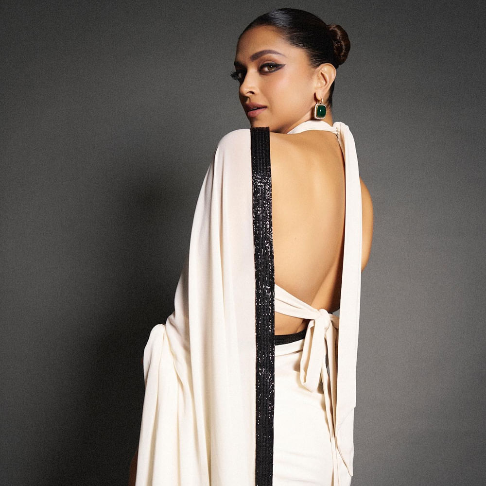 ఈ లెక్కన వర్క్‌పై దీపికకు శ్రద్ధ లేదని ఇన్ డైరెక్టుగా చెప్పారు కల్కి మేకర్స్. పైకి సాఫ్ట్‌గా ట్వీట్ చేసారు కానీ.. ఈ ట్వీట్ వెనక ఎన్ని విభేదాలు వచ్చుంటాయో అర్థమైపోతుంది. కల్కి, స్పిరిట్ నుంచి తప్పించినా.. దీపిక చేతిలో ప్రస్తుతం అల్లు అర్జున్ సినిమా ఉంది. 