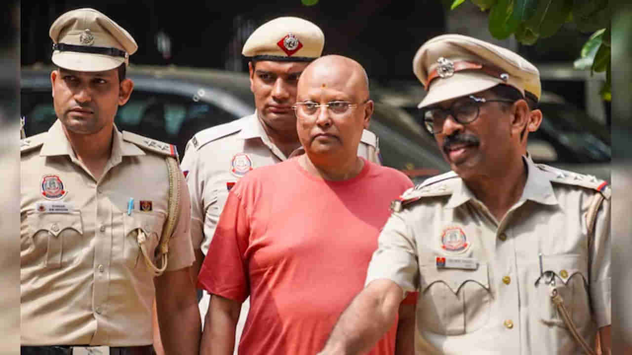 కామాంధ బాబా కేసులో కొత్త అప్డేట్‌! మొబైల్‌ ఫోన్‌ చెక్‌ చేయగా బయటపడ్డ షాకింగ్‌ ఫొటోలు..