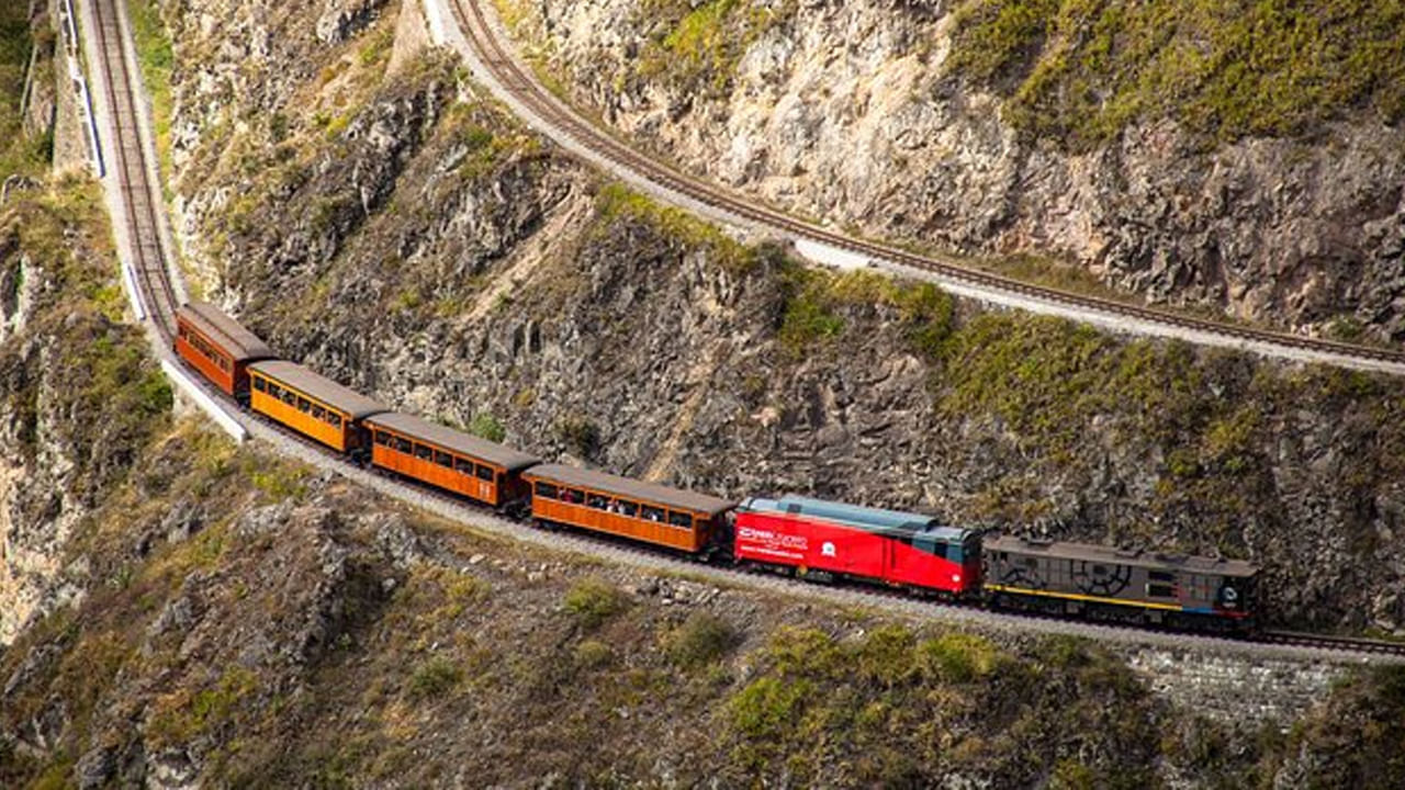 డెవిల్స్ నోస్ ట్రైన్, ఈక్వెడార్: ఆండీస్ పర్వతాలలో ఉన్న ఈ రైలు మార్గం. నిటారుగా ఉన్న కొండల ఎక్కడం, హెయిర్‌పిన్ వంపులకు ప్రసిద్ధి చెందింది. థ్రిల్ కోరుకునేవారు పర్వత వాలులకు అతుక్కుపోయే పాత బాక్స్‌కార్లలో ప్రయాణించవచ్చు.  ఈ జర్నీ అద్భుతంగా ఉన్నప్పటికీ గుండె దైర్యం లేనివారు ఈ జర్నీ చేయకపోవడమే మంచిది.