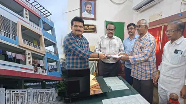 ఇష్ట దైవానికి ఖరీదైన ఇంటిని రాసిచ్చి.. దాతృత్వం చాటుకున్న భక్తుడు..!