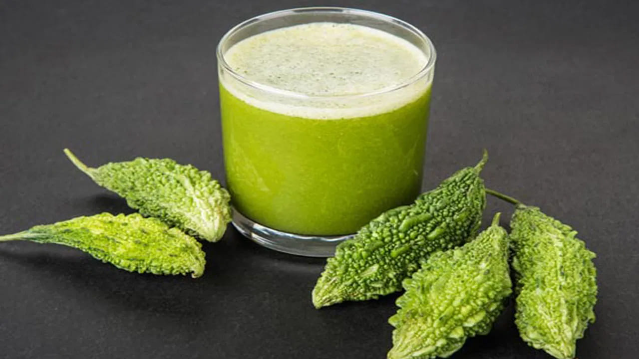 డయాబెటీస్‌తో బాధపడే వారు వారానికి మూడు సార్లు కాకరకాయ జ్యూస్ తాగాలంట. ఇది ఆరోగ్యాన్ని మెరుగు పరుస్తుంది. ముఖ్యంగా కాకరకాయ రసం అనేది టైప్ 2 డయాబెటీస్ మెల్లిటస్ ఉన్నవారిలోని రక్తంలోని గ్లూకోజ్ స్థాయిలను చాలా త్వరగా తగ్గిస్తుందంట. ఈ జ్యూస్ తీసుకున్న 30 నిమిషాల తర్వాత దీని ప్రభావం కనిపిస్తుంది. అందువలన డయాబెటీస్ రోగులు తప్పనిసరిగా వారం రోజుల పాటు కాకరకాయ జ్యూస్ తీసుకోవడం వలన వ్యాధిని నయం చేసుకోవచ్చునంట.