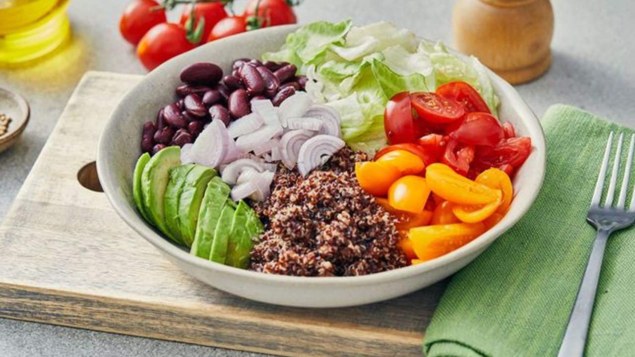 డయాబెటిస్ తో బాధపడే వారు రక్తంలోని చక్కెర స్థాయిలను తగ్గించుకోవడానికి గనుక ప్రయత్నం చేస్తే, తప్పకుండా అధిక ఫైబర్ ఉండే ఆహారాలను మాత్రమే తీసుకోవాలంట. తక్కవ కార్బో హైడ్రేట్ భోజనం తర్వాత , ఫైబర్ ఎక్కువగా ఉండే సలాడ్ తీసుకోవడం వలన ఇది రక్తంలోని చక్కెర స్థాయిలను త్వరగా తగ్గిస్తుందంట. ఎందుకంటే కూరగాయలలోని ఫైబర్, పాలీఫెనాల్స్ కార్బోహైడ్రేట్ శోషణను నెమ్మదించి, భోజనం తర్వాత చక్కెర పెరుగుదల తగ్గేలా చేస్తాయి.