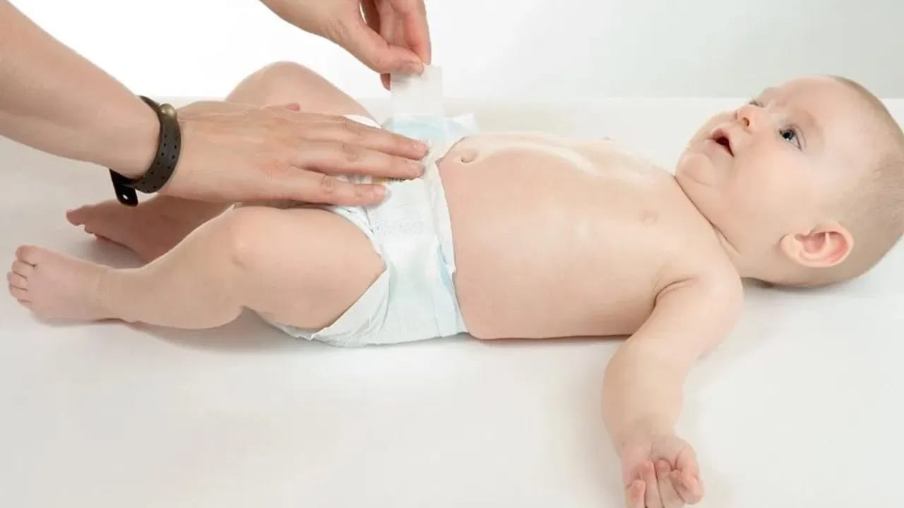 పిల్లల చర్మం ఎంతో సున్నితంగా ఉంటుంది. పుట్టిన దగ్గర నుంచి ఐదు సంవత్సరాల వయసు వరకు పిల్లల్ని ఎంతో జాగ్రత్తగా కాపాడుతూ ఉండాలి. కొద్ది పాటి వాతావరణ మార్పులు అయినా.. పిల్లల్లో అనారోగ్య సమస్యలు వస్తూ ఉంటాయి. అలాగే బయటకు వెళ్లినప్పుడు.. రాత్రి సమయంలో.. పిల్లలకు డైపర్స్ వేస్తూ ఉంటారు.