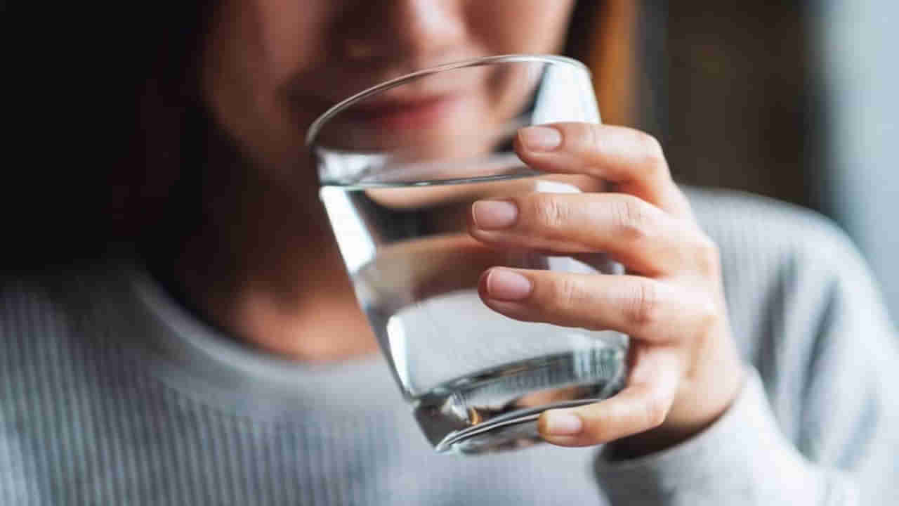 Water on Empty Stomach: పొద్దున్నే ఖాళీ కడుపుతో నీళ్లు తాగడం మంచిదే.. వీరికి మాత్రం యమ డేంజర్!