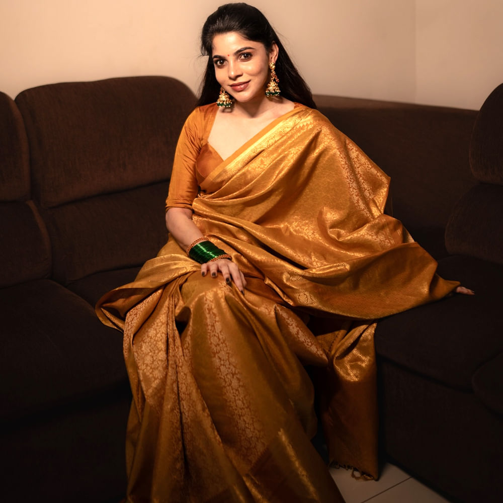 1992 జనవరి 28న కోయంబత్తూరులో జన్మించింది దివ్యభారతి. బ్యాచిలర్ మూవీ తర్వాత జర్నీ అనే వెబ్ సిరీస్ చేసింది. ఇక ఇప్పుడు తమిళ, తెలుగు భాషల్లో కలిపి ఏకంగా ఐదు సినిమాలు లైన్‌లో పెట్టింది. ఆచితూచి సినిమాలు చేస్తూ ప్రేక్షకులను మెప్పిస్తుంది.