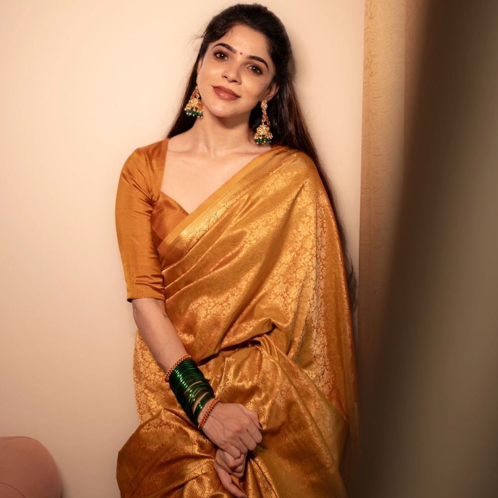 తొలి సినిమాతోనే ఈ అమ్మడు కుర్రాళ్ళ ద్రియం గర్ల్ గా మారిపోయింది. బ్యాచిలర్ చిత్రంలో సుబ్బలక్ష్మీ పాత్రకు తన నటనతో ప్రాణం పోసింది. ఇందులో జీవీ ప్రకాష్ హీరోగా నటించాడు. ఆ తర్వాత కన్నడలో పలు చిత్రాల్లో నటించింది ఈ అమ్మడు.