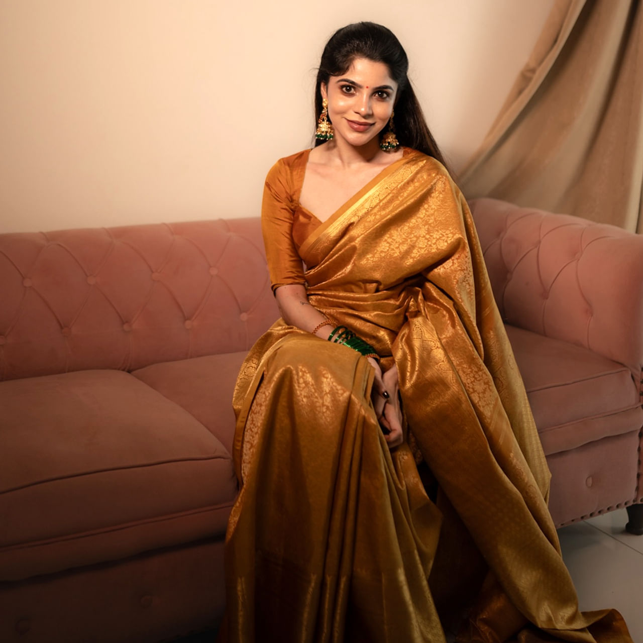 బ్యాచిలర్ సినిమాతో కన్నడ సినీరంగంలోకి అడుగుపెట్టింది దివ్యభారతి. మొదటి సినిమాతోనే బ్లాక్ బస్టర్ హిట్ అందుకుంది. ఇక ఇందులో రొమాంటిక్ సీన్లతో రెచ్చిపోయి నటించింది. దాంతో ఈ ముద్దుగుమ్మకు విపరీతమైన క్రేజ్ ఉంటుంది.