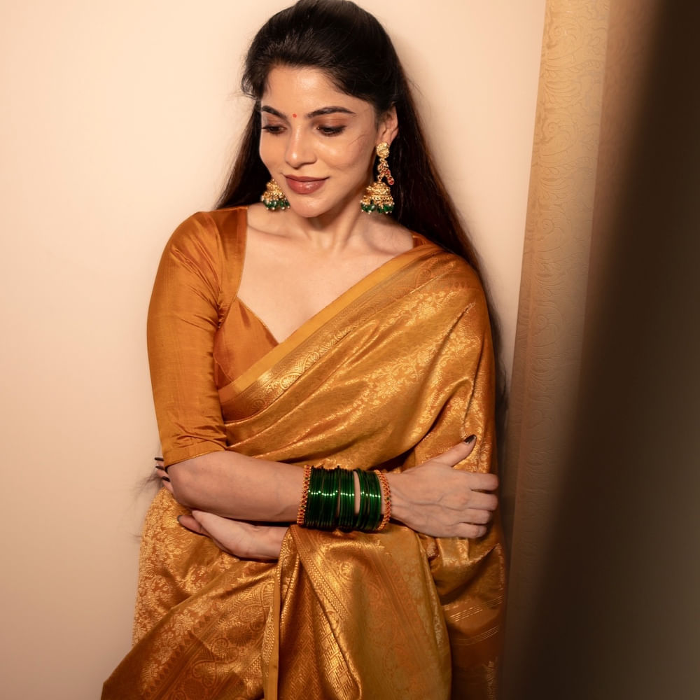 అలాగే తమిళంలో ఇటీవలే విజయ్ సేతుపతి నటించిన మహారాజా చిత్రంతో సూపర్ హిట్ అందుకుంది. ఈ బ్యూటీ ఇప్పుడు చేతినిండా సినిమాలతో బిజీగా ఉంది. తాజాగా ఈ అమ్మడు షేర్ చేసిన ఫోటోస్ సోషల్ మీడియాలో వైరలవుతున్నాయి.