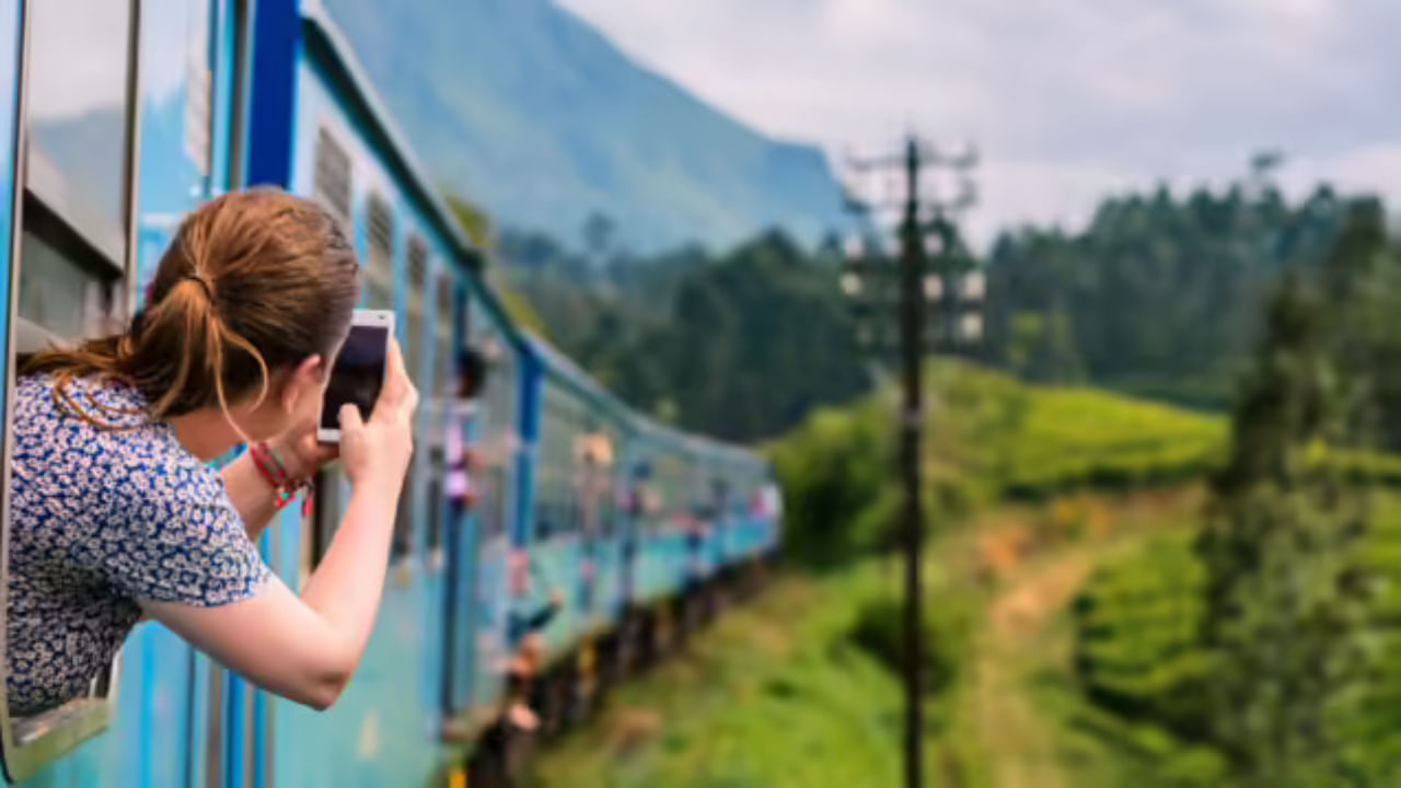 Train Rules: రైలు ప్రయాణంలో పొరపాటున ఈ పనులు చేసి దొరికారో.. జరిమానా, జైలు శిక్ష తప్పవు!