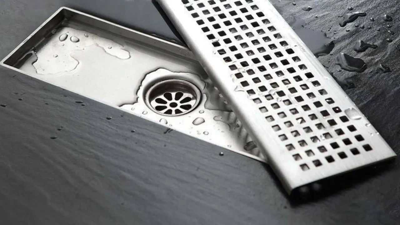 మీ ఇంట్లో డ్రైనేజీ మూసుకుపోయి ఉంటే, వెంటనే దాన్ని క్లీన్ చేయండి, దాన్ని ఎల్లప్పుడూ శుభ్రంగా ఉంచుకునేందుకు ప్రత్యేక శ్రద్ధ వహించండి. ఎందుకంటే డ్రైనేజీ మూసుకుపోయి ఉండడం కొన్ని సార్లు ఆర్థిక సమస్యలను, మానసిక అశాంతిని కూడా కలిగిస్తుందని నిపుణులు చెబుతున్నారు.