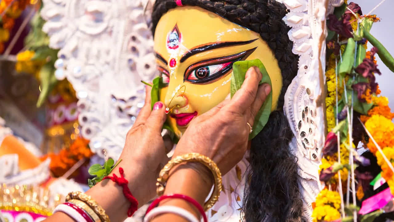నవారాత్రి ఉత్సవాల సమయంలో కలలో దుర్గామాతను చూడటం చాలా శుభ ప్రదం అంట. దుర్గామాత కలలోకిరావడం వలన ఆ వ్యక్తి జీవితంలోని సమస్యల నుంచి బయటపడతాడంట.అంతే కాకుండా ఆర్థిక సమస్యలు కూడా తొలిగిపోయి, చాలా సంతోషంగా జీవిస్తారంట.