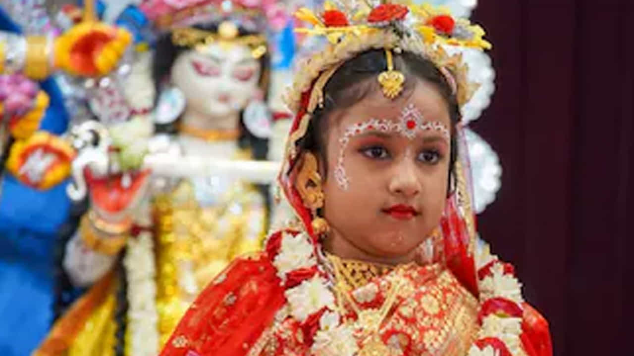 కలలో లక్ష్మీదేవి కనిపిస్తే: నవరాత్రి సమయంలో కలలో లక్ష్మీదేవిని చూసినట్లయితే.. ఆర్థిక ఇబ్బందులు తొలగిపోబోతున్నాయని, త్వరలో ఆర్థిక లాభం పొందవచ్చని అర్థం మట. కలలో లక్ష్మీదేవిని చూడటం చాలా శుభప్రదంగా పరిగణించబడుతుంది.