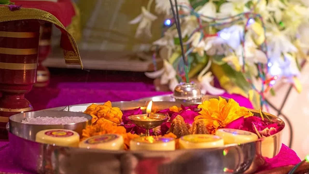 పూజ చేస్తున్నట్లు కలలు కంటే: నవరాత్రి తొమ్మిది రోజులలో పూజ చేస్తున్నట్లు కలలు కన్నట్లయితే.. వారి కెరీర్, వ్యాపారం త్వరలో అభివృద్ధి చెందుతాయని అర్థం. అంతేకాదు ఏదైనా పని పెండింగ్ లో ఉంటే ఆ పని కూడా పూర్తవుతుంది.