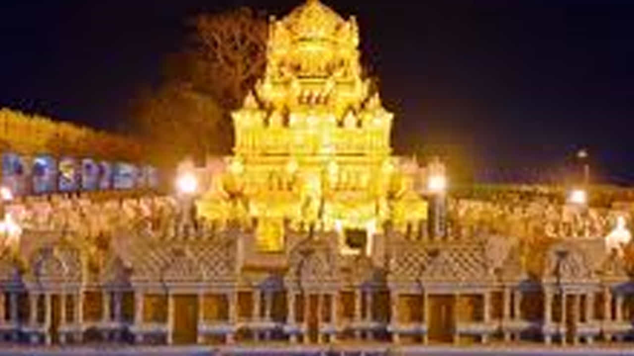 
కలలో దుర్గాదేవి ఆలయాన్ని చూస్తే: నవరాత్రి సమయంలో కలలో దుర్గాదేవి ఆలయాన్ని చూడటం శుభప్రదంగా పరిగణించబడుతుంది. స్వప్న శాస్త్రం ప్రకారం కలలో అమ్మవారి ఆలయాన్ని చూడటం కుబేరుని ఆశీస్సులు మీ ఫై ఉంటాయని.. ఆర్థిక సమస్యల పరిష్కారం కానున్నాయని సంకేతం.
