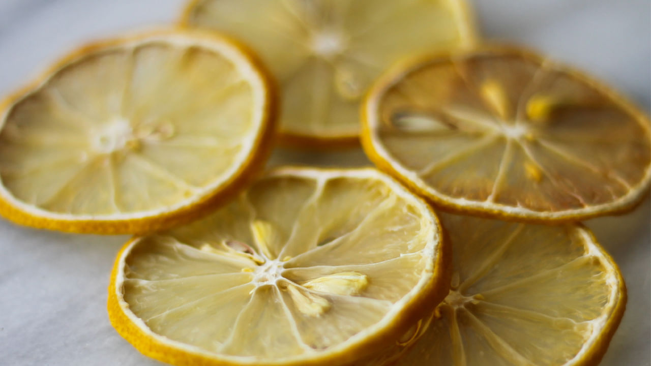 ఎండిన నిమ్మకాయలను పాడేయకుండా వాటని సహజ ఎయిర్ ఫ్రెషనర్‌గా మనం ఉపయోగించవచ్చు. దీని కోసం, ఎండిన నిమ్మకాయలను చిన్న ముక్కలుగా కట్ చేసి గదిలోని ఏదైనా మూలలో ఉంచండి. నిమ్మకాయల నుంచి వచ్చే సూక్ష్మమైన పుల్లని వాసన గదిలోని దుర్వాసనను తొలగిస్తుంది. అలాగే వాతావరణాన్ని తాజాగా, ఆహ్లాదకరంగా చేస్తుంది. 