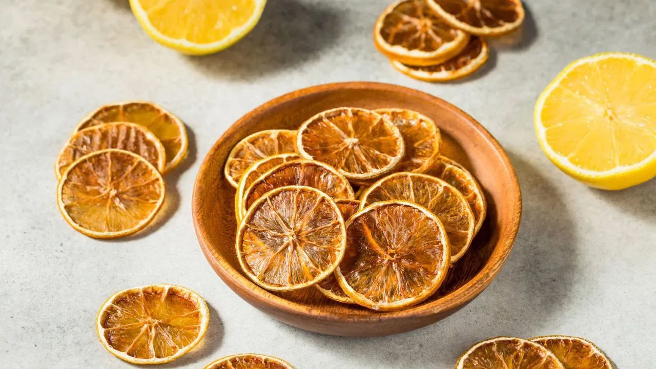 అలాగే ఎండిన నిమ్మకాయాలను వంటగదిని శుభ్రం చేయడానికి కూడా ఉపయోగించవచ్చు. ఎలా అంటే నిమ్మకాయలలో సిట్రిక్ యాసిడ్ ఎక్కువగా ఉంటుంది, ఇది వంటగదిలోని గ్రీజు, జిడ్డు వంటి మరకలను తొలగించడానికి చాలా బాగా ఉపయోగపడుతుంది. కాబట్టి మీరు ఎండిన నిమ్మకాయలు, బేకింగ్ సోడాతో కలిపి సహజ క్లీనర్‌ను తయారు చేసుకోవచ్చు.