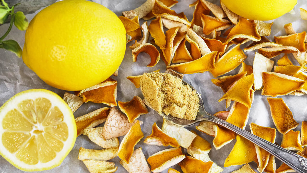 చర్మ సౌందర్యం కోసం కూడా ఎండిన నిమ్మకాయలను ఉపయోగించవచ్చు. దీని కోసం, మీరు ఇంట్లో సులభంగా ఫేస్ ప్యాక్ తయారు చేసుకోవచ్చు. ఎండిన నిమ్మకాయలను ఎండబెట్టి, ముల్తానీ మిట్టితో కలిపి ముఖానికి అప్లై చేయండి. ఈ ఫేస్ ప్యాక్ చర్మంపై ఉన్న టాన్‌ను తొలగిస్తుంది. అలాగే ఇది చర్మాన్ని మెరిసేలా చేస్తుంది. ఎప్పుడూ తాజాగా ఉంచుతుంది.