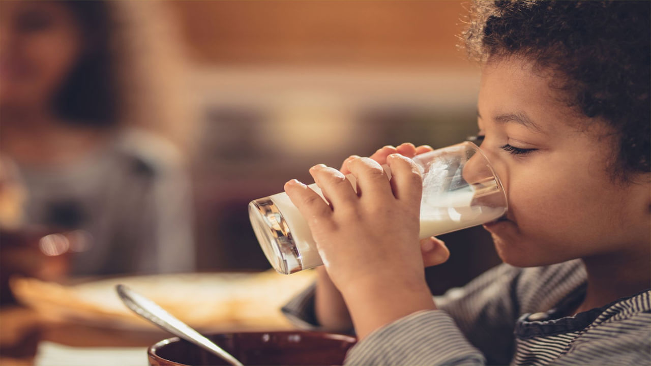 సాధారణంగా ప్రతి వ్యక్తి రోజుకు 2.5 నుంచి 3 లీటర్ల నీళ్లు తాగితే సరిపోతుంది. అయితే మీకు ఎక్కువగా చెమట పడుతుంటే మాత్రం కాస్త నీళ్లు ఎక్కువగా తాగాలి.