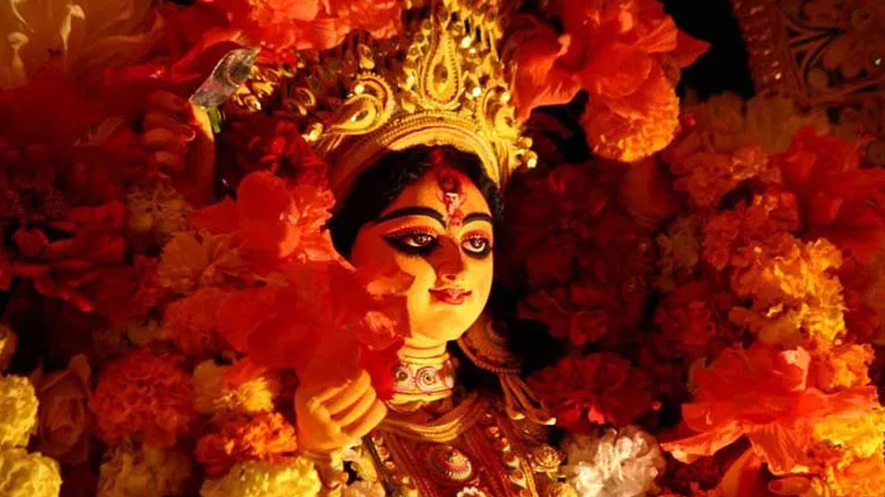 మూడవ తేదీన జన్మించిన వ్యక్తులు దుర్గా మాత ఆశీర్వాదం పొందాలి అంటే. వీరు ప్రత్యేకంగా తమ చేతులతో శనగ లడ్డూ లేదా శనగలతో హల్వా చేసి అమ్మవారికి సమర్పించాలంట. దీని వలన ఈ తేదీలో జన్మించిన వారిని అమ్మవారు దీవిస్తుందని చెబుతున్నారు పండితులు.