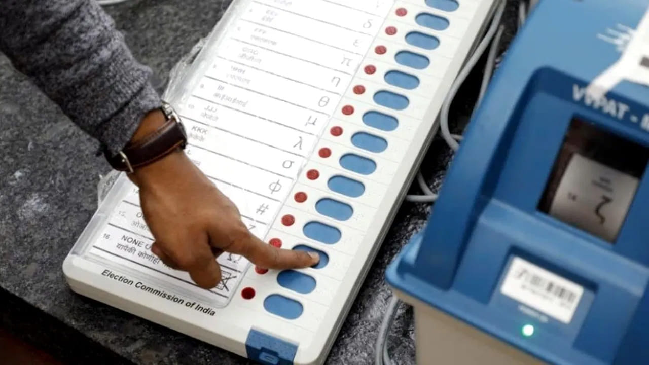 Election Commission: సంచలన నిర్ణయం.. ఇక నుంచి ఈవీఎంలపై వారి ఫొటోలు.. అమల్లోకి ఎప్పటినుంచంటే..?