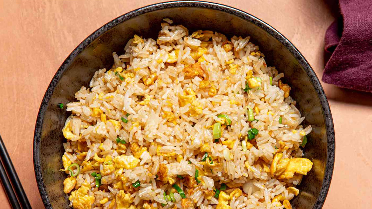 ఎగ్ ఫ్రైడ్ రైస్ చేసుకోవాలంటే వండిన బియ్యం, గుడ్లు, కూరగాయలు (బఠానీలు, క్యారెట్లు), సోయా సాస్ ఉండాలి.  పాన్ లేదా వోక్‌లో మీడియం-హై హీట్ మీద నూనె వేడి చేయండి. కొట్టిన గుడ్లను వేసి ఉడికినంత వరకు గిలకొట్టండి. తీసి పక్కన పెట్టండి. అవసరమైతే మరిన్ని నూనె వేసి, కూరగాయలను వేయించండి. వండిన బియ్యం వేసి, వేడి అయ్యే వరకు వేయించండి. గిలకొట్టిన గుడ్లను తిరిగి పాన్‌లోకి వేసి, అన్నింటినీ కలిపి, సోయా సాస్‌తో సీజన్ చేయండి.