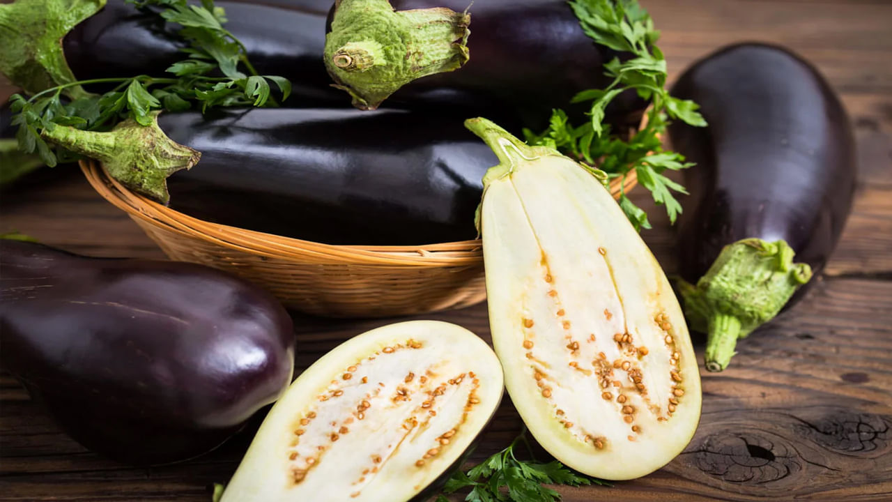 ఆయుర్వేదంలో వంకాయ కఫ , పిత్తాన్ని పెంచుతుందని పేర్కొన్నది. అంటే కొన్ని వ్యాధులున్నవారికి సమస్యలకు కలిగిస్తుంది. మీరు కూడా వంకాయను చాలా ఇష్టపడితే.. ఖచ్చితంగా ఈ రోజు ఈ కథనాన్ని ఒకసారి చదవండి. ఎందుకంటే సంవత్సరాలుగా ఇబ్బంది పడుతున్న సమస్యలు మీకు ఇష్టమైన వంకాయ వల్ల కావచ్చు.
