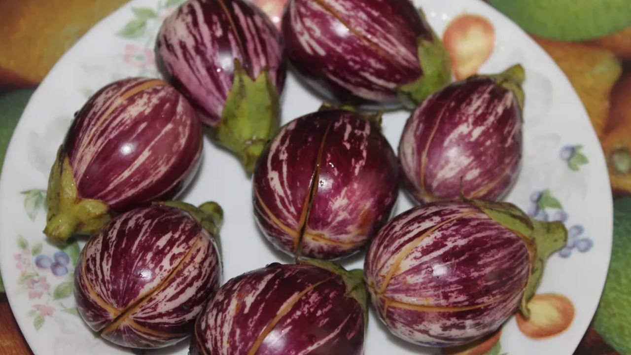 మూత్రపిండాల రాళ్ళు: ఎవరికైనా కిడ్నీ స్టోన్స్ సమస్య ఉంటే తినే ఆహారం నుంచి వంకాయను తొలగించండి. వంకాయలో 'ఆక్సలేట్' అనే మూలకం ఉంటుంది. ఇది కాల్షియంతో కలిసి రాళ్ల పరిమాణాన్ని పెంచుతుంది. సమస్యను మరింత తీవ్రతరం చేస్తుంది.
