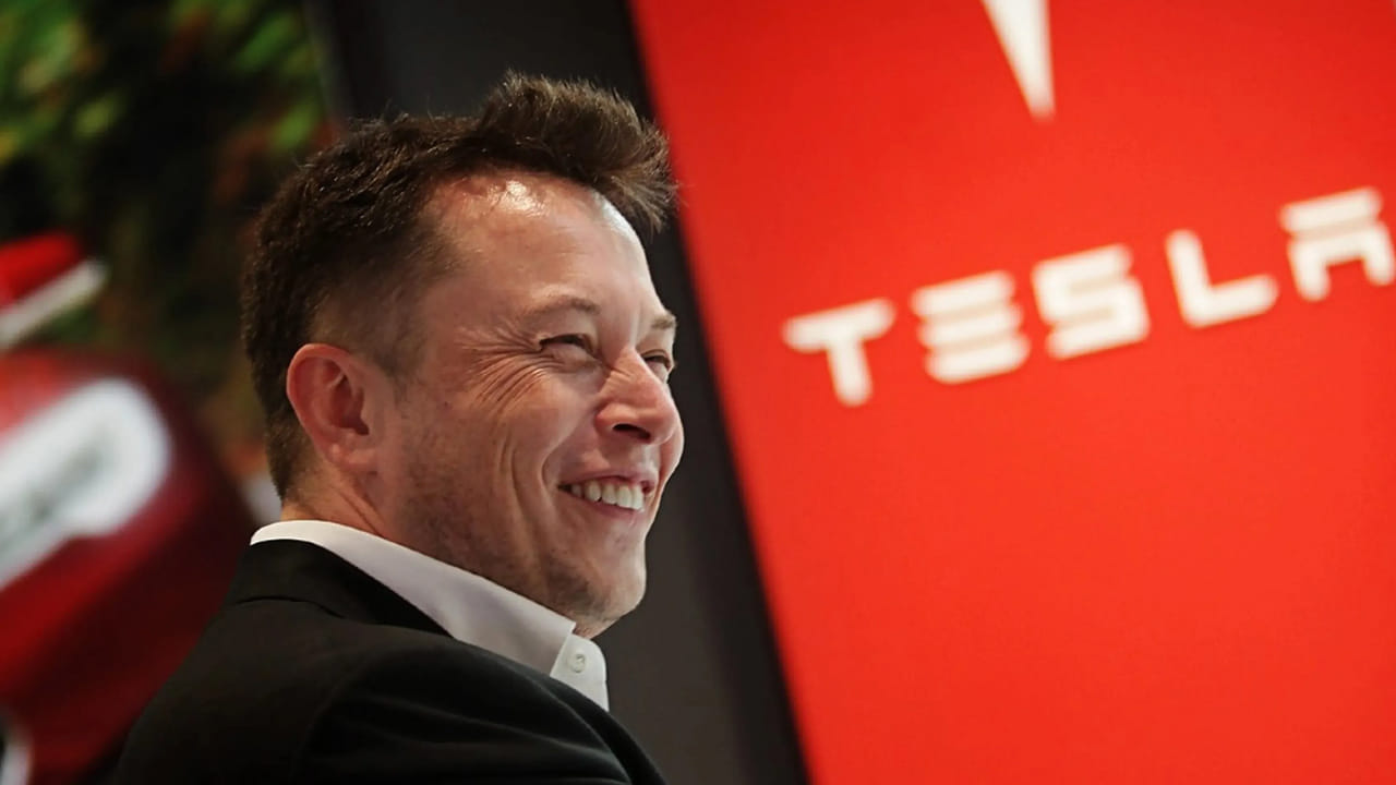 ఈ జీతం ఆఫర్ను అతని 2018 ప్యాకేజీతో పోల్చి చూస్తే, అది దాదాపు 50 బిలియన్ డాలర్లు (సుమారు 4 లక్షల కోట్లు), దీనిని ఇటీవల కోర్టు తిరస్కరించింది. కానీ టెస్లా బోర్డు ఇప్పుడు మస్క్ను కొత్త, మరింత ప్రభావవంతమైన మార్గాల్లో కంపెనీకి అనుబంధంగా ఉంచడానికి ప్రయత్నిస్తోంది.