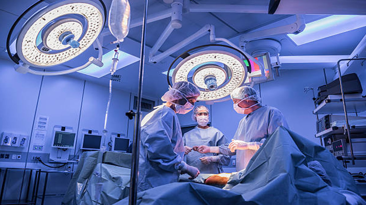 అర్థరాత్రి కడుపు నొప్పితో మెలికలు తిరిగిన వ్యక్తి.. CT స్కాన్‌లో బయటపడ్డ వింత ఆకారం..! వెంటనే సర్జరీ చేయగా..