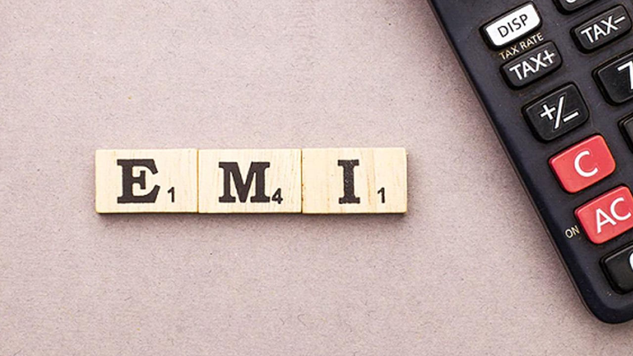 అయితే క్రెడిట్ స్కోరు తగ్గినా మళ్లీ పెంచుకోవచ్చు. మీరు EMIలు, బిల్లులను సకాలంలో చెల్లించడం ప్రారంభించిన వెంటనే, స్కోరు నెమ్మదిగా పెరగడం ప్రారంభమవుతుంది. సాధారణంగా 3 నుండి 6 నెలల పాటు నిరంతరం చెల్లింపులు చేసిన తర్వాత, తేడా కనిపించడం ప్రారంభమవుతుంది.