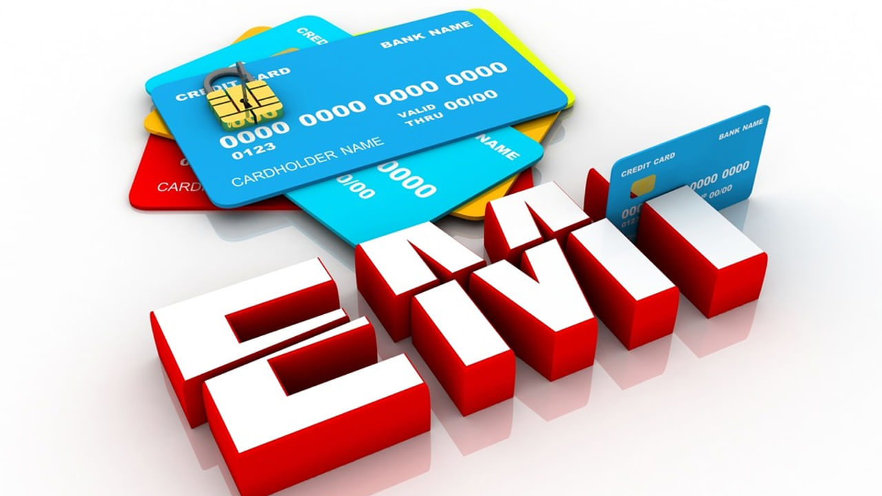 మీ EMI 1 నుండి 7 రోజులు ఆలస్యమైతే బ్యాంకులు సాధారణంగా దానిని విస్మరిస్తాయి. అలాంటి సందర్భాలలో స్కోరు పెద్దగా ప్రభావితం కాదు. కానీ ఆలస్యం 30 రోజులు ఉంటే విషయం తీవ్రంగా మారుతుంది. ఇది నివేదికలో నమోదు చేయబడుతుంది. మీ స్కోరు 50 నుండి 100 పాయింట్లు తగ్గవచ్చు. ఆలస్యం 60 నుండి 90 రోజులకు చేరుకుంటే, బ్యాంకులు,  క్రెడిట్ బ్యూరోలు దానిని తీవ్రమైన డిఫాల్ట్‌గా పరిగణిస్తాయి. స్కోరు వేగంగా తగ్గుతుంది, తదుపరిసారి రుణం తీసుకోవడం కష్టం కావచ్చు. అది 90 రోజులు దాటితే, బ్యాంకులు మీ రుణ ఖాతాను NPA అంటే నాన్-పెర్ఫార్మింగ్ ఆస్తిగా ప్రకటించవచ్చు. అటువంటి పరిస్థితిలో స్కోరు తగ్గడమే కాకుండా, భవిష్యత్తులో ఏ బ్యాంకు అయినా రుణం ఇవ్వడానికి నిరాకరించవచ్చు.