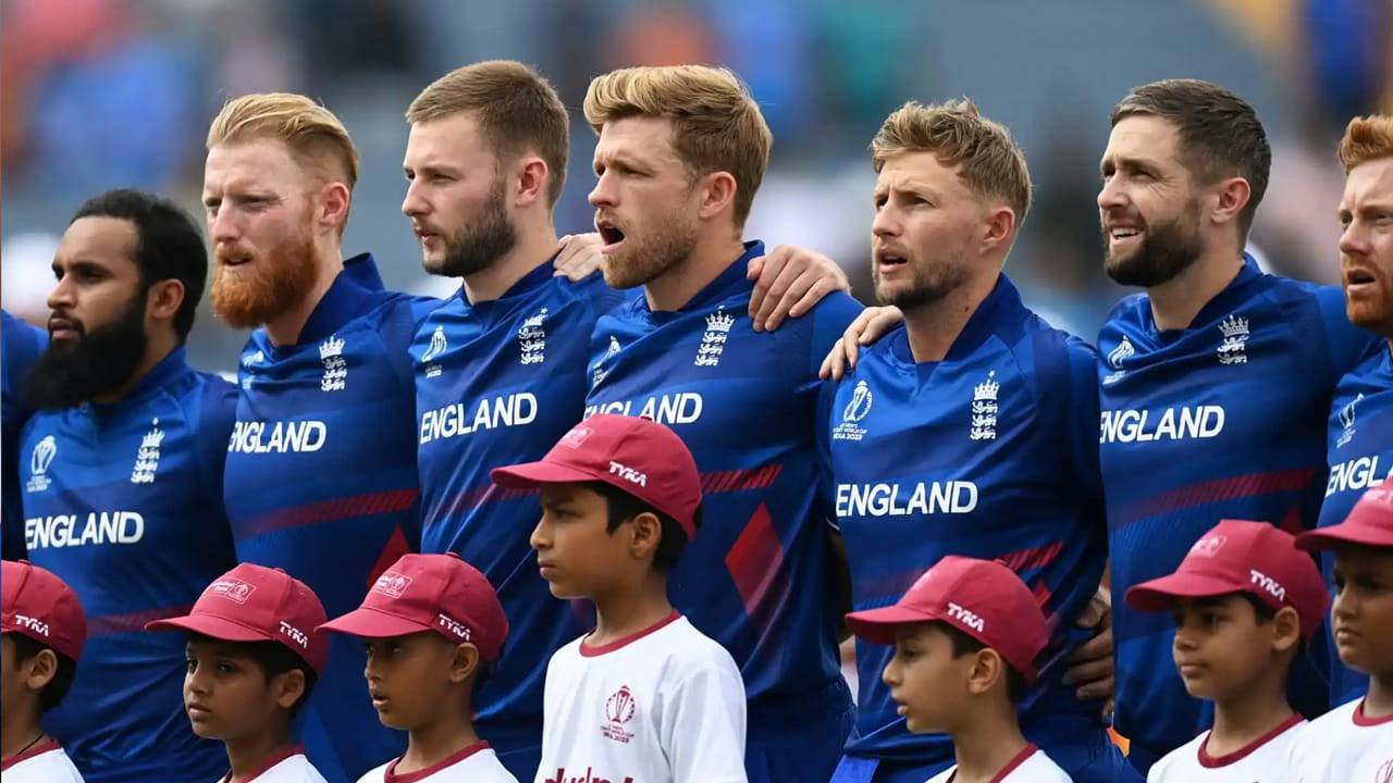 2027 ప్రపంచకప్ ఆతిథ్య దేశాలైన దక్షిణాఫ్రికా, జింబాబ్వే ఆటోమేటిక్‌గా అర్హత సాధిస్తాయి. వాటితో పాటు ఐసీసీ ర్యాంకింగ్స్‌లో టాప్-8లో నిలిచిన జట్లు నేరుగా క్వాలిఫై అవుతాయి. ప్రస్తుతం ఇంగ్లండ్ ఎనిమిదో స్థానంలో ఉన్నప్పటికీ, జింబాబ్వే, దక్షిణాఫ్రికాకు ఆతిథ్యం హోదాలో స్థానం కల్పిస్తే, ఇంగ్లండ్ తొమ్మిదో స్థానానికి పడిపోతుంది. దీంతో నేరుగా ప్రపంచకప్‌కు అర్హత లభించదు.