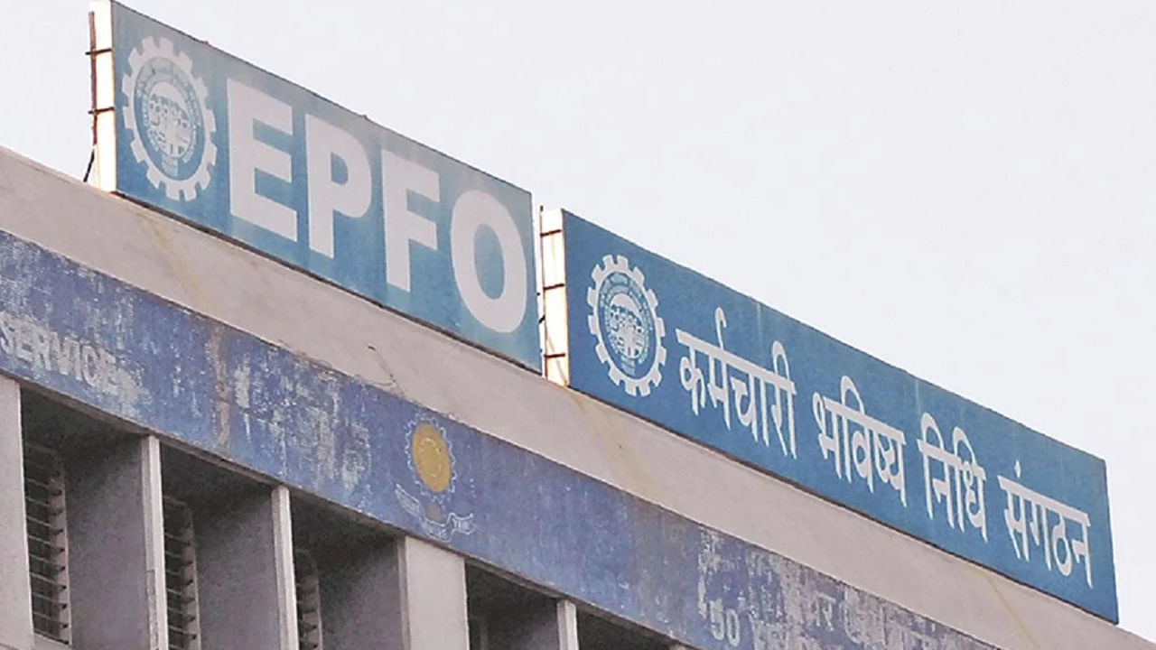 ఇది ఖాతాదారులకు పెద్ద ఊరటను ఇచ్చే అంశం మాత్రమే కాదు.. వారికి అత్యవసరం అయ్యే సమయాల్లోనూ డబ్బు ఈజీగా అందనుంది. ముందుగా ఏటీఎం కార్డుల మాదిరి కార్డులను జారీ చేస్తుంది. 