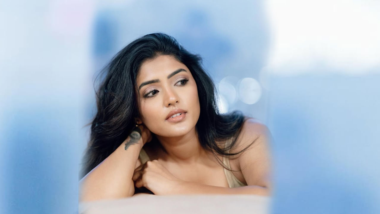 అయినప్పటికీ ఈ అమ్మడుకు తెలుగులో అంతగా అవకాశాలు రాలేదనే చెప్పాలి. దీంతో ఈ బ్యూటీ కోలీవుడ్ చెక్కేసి, అక్కడ తన నటనతో , అందంతో ప్రతి ఒక్కరి మనసు దోచేసి, మంచి ఫ్యాన్ ఫాలోయింగ్ సంపాదించుకుంది. దీంతో ఈ చిన్నదానికి అక్కడ వరసగా ఆఫర్స్ వస్తున్నట్లు సమాచారం.