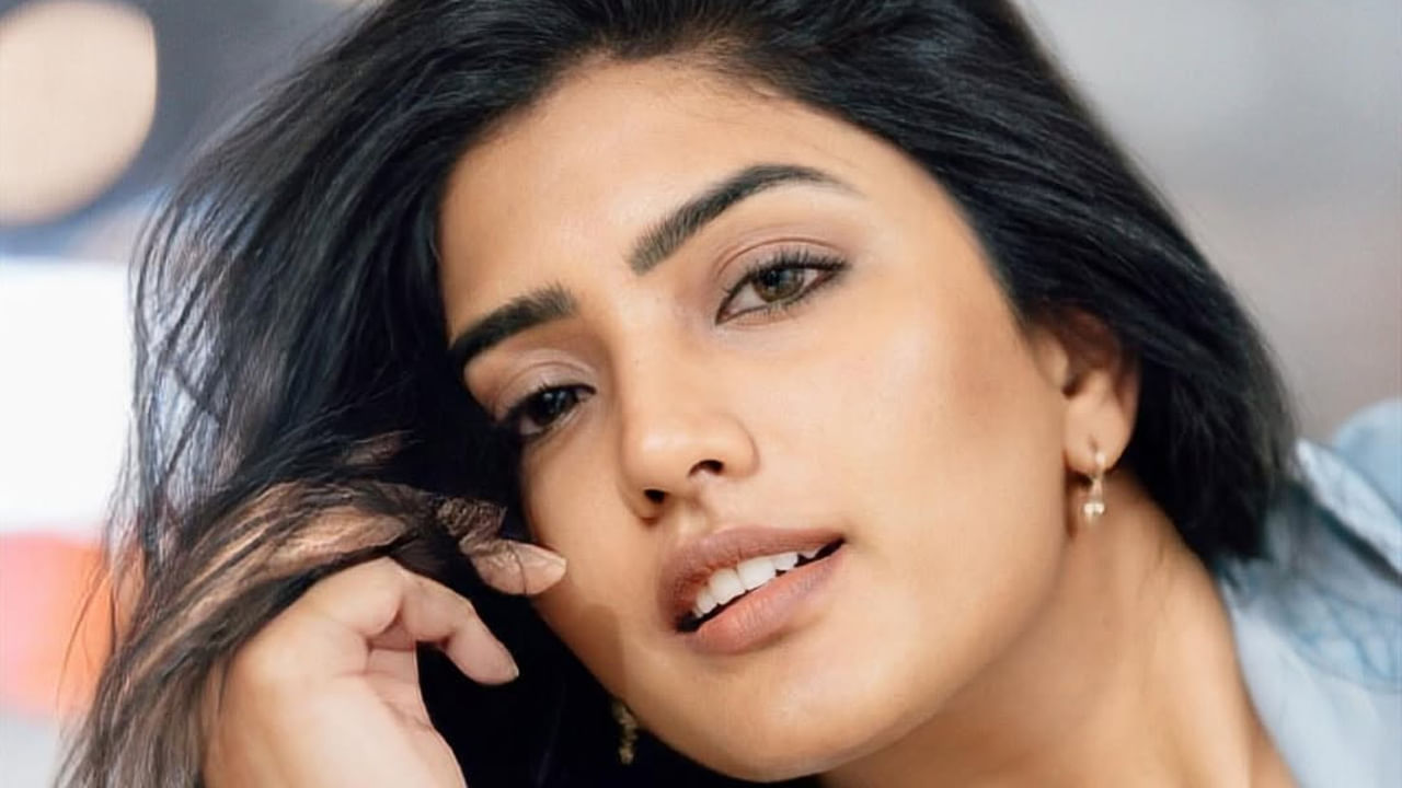 ఇక ఎప్పుడూ సోషల్ మీడియాలో చాలా యాక్టివ్‌గా ఉండే ఈ ముద్దుగుమ్మ తాజాగా, షర్ట్ బటన్స్ విప్పేసి, అదిరిపోయే స్టైల్‌లో క్రేజీ లుక్‌లో దర్శనం ఇచ్చింది. ప్రస్తుతం దీనికి సంబంధించిన ఫొటోస్ నెట్టింట తెగ వైరల్ అవుతున్నాయి.