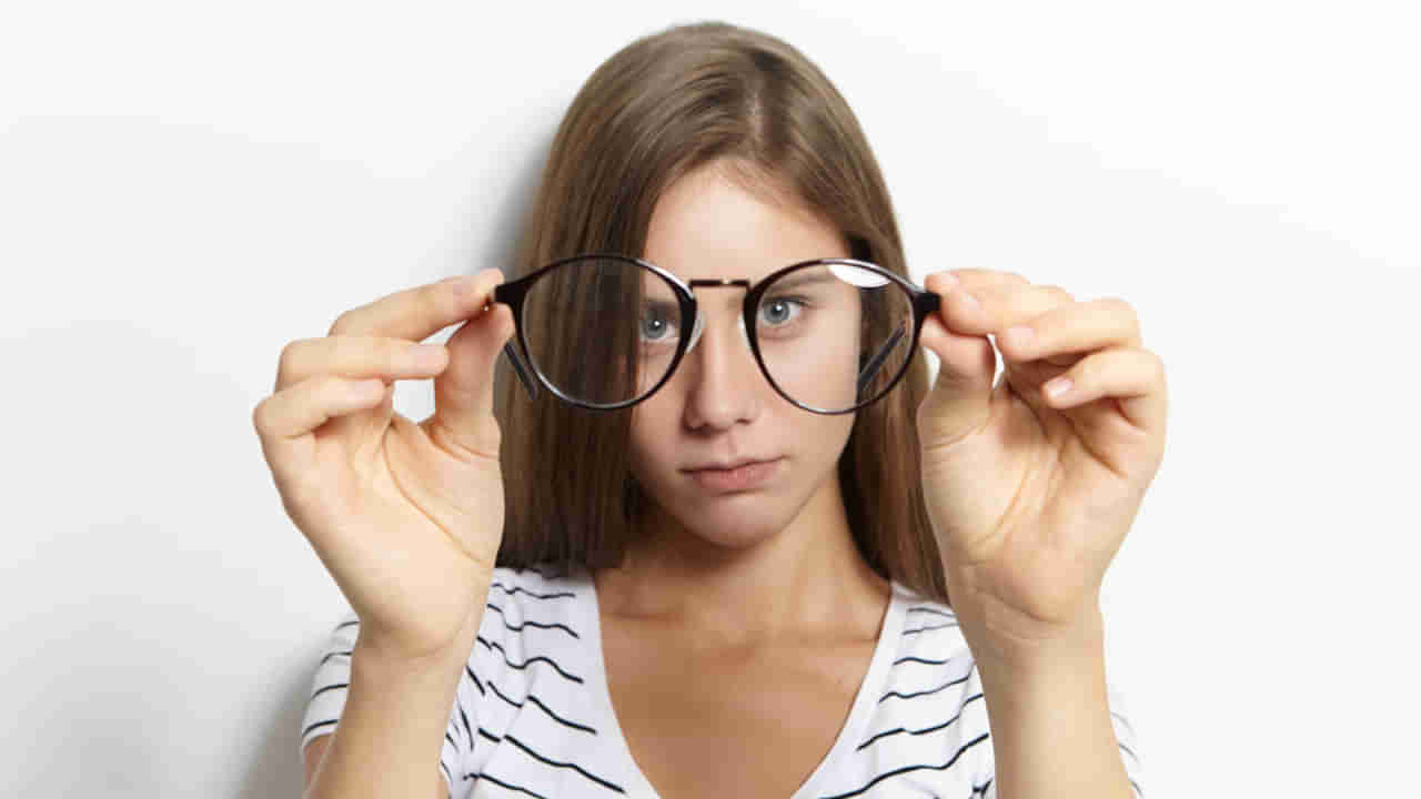 Eyeglass: మీ లెన్స్‌లపై గీతలు ఉన్నాయా?.. ఈ సింపుల్‌ ట్రిక్స్‌తో క్షణాల్లో తొలగించండి