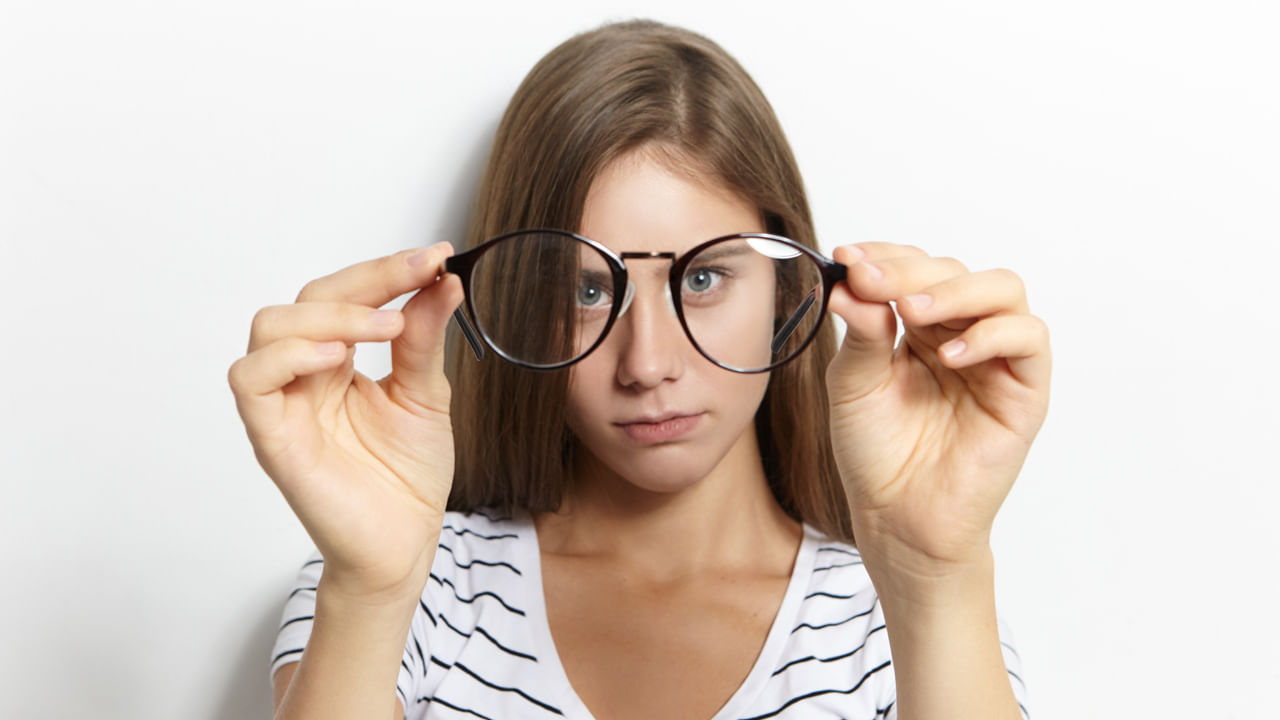 Eyeglass: మీ లెన్స్‌లపై గీతలు ఉన్నాయా?.. ఈ సింపుల్‌ ట్రిక్స్‌తో క్షణాల్లో తొలగించండి