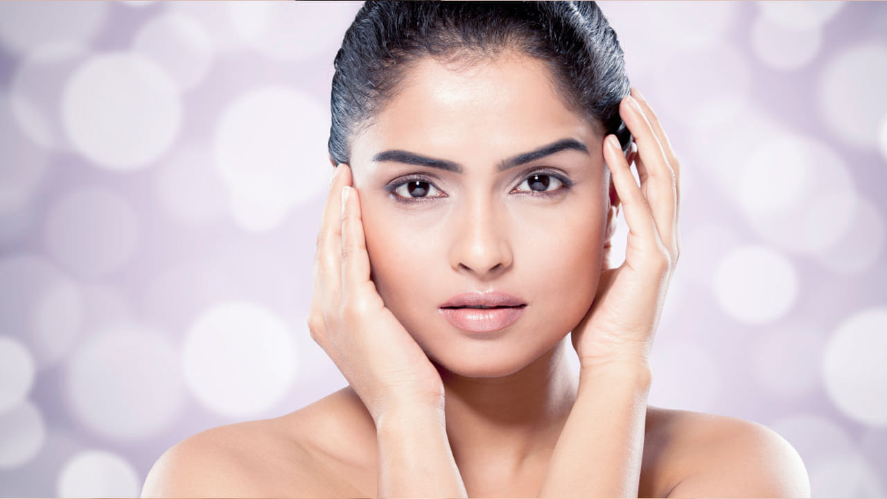 స్ట్రెస్ అనేది ఆరోగ్యాన్ని, అందాన్ని రెండింటిని పాడు చేస్తుంది. అందుకే ఒత్తిడి వంటి సమస్యతో బాధపడే వారు తప్పకుండా దానిని తగ్గించుకోవడానికి పుస్తకాలు చదవడం, ధ్యానం, యోగా చేయడం లేదా సంగీతం వినడం చేయాలంట. ఇలా చేయడం వలన మానసిక ప్రశాంతత కలిగి ఒత్తిడిని నుంచి బయటపడతారు. దీని వలన వృధ్యాప్య ఛాయలు రాకుండా, ముఖం అందంగా కనిపిస్తుంది.