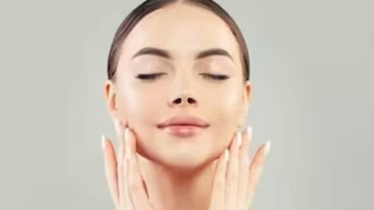 అందంగా గ్లో స్కిన్ కోసం నిద్ర కూడా చాలా అవసరం. ఎవరైతే తప్పకుండా ఒక రోజులో ఏడు నుంచి ఏనిమిది గంటలు నిద్రపోతారో, వారి ముఖం అందంగా మిల మిలలాడుతూ ఉంటుందంట. అందుకే అందమైన చర్మం కోసం తప్పకుండా ఏనిమిది గంటలు నిద్రపోవాలని చెబుతున్నారు ఆరోగ్య నిపుణులు.