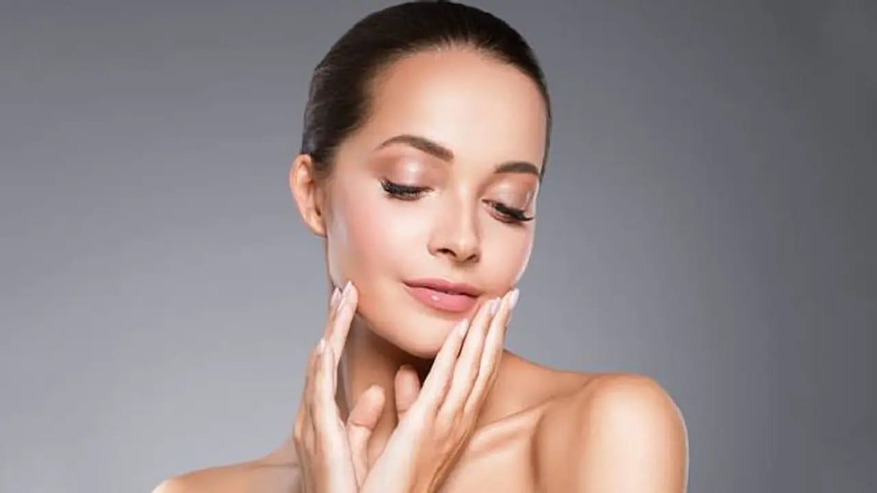 అలాగే అందమైన చర్మం కోసం తప్పకుండా తాజా పండ్లు, కూరగాయలు తీసుకోవాలంట. మీరు ప్రతి రోజూ మీ డైట్‌లో విటమిన్స్, మినరల్స్ అధికంగా ఉన్న ఫుడ్ తో పాటు, పండ్లు, తాజాగా కూరగాయలు, సలాడ్స్ తీసుకోవడం వలన చర్మం నిగారింపుగా తయారు అవుతుందంట. ఆరోగ్యం కూడా బాగుంటుందంట.