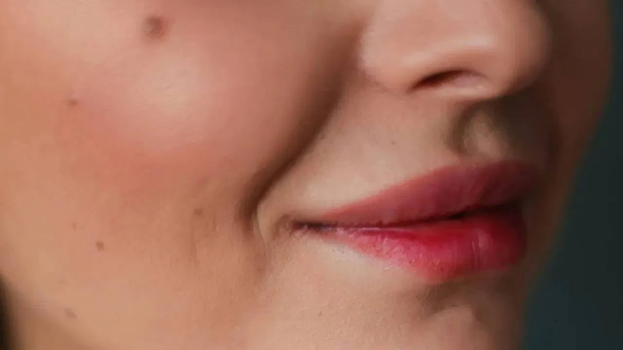 మీకు వ్యాయామం చేయడానికి సమయం లేకపోతే చూయింగ్ గమ్ ద్వారా కూడా ముఖాన్ని స్లిమ్‌గా మార్చుకోవచ్చు. చూయింగ్ గమ్ ముఖంపై కొవ్వును తగ్గించడంలో సహాయపడుతుంది. 