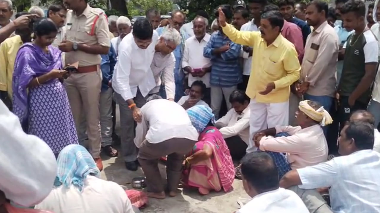 Siddipet District: 'నీకు పుణ్యం ఉంటది.. యూరియా ఇవ్వు సారూ..' MRO కాళ్లు మొక్కిన రైతన్న Siddipet District: 'నీకు పుణ్యం ఉంటది.. యూరియా ఇవ్వు సారూ..' MRO కాళ్లు మొక్కిన రైతన్న