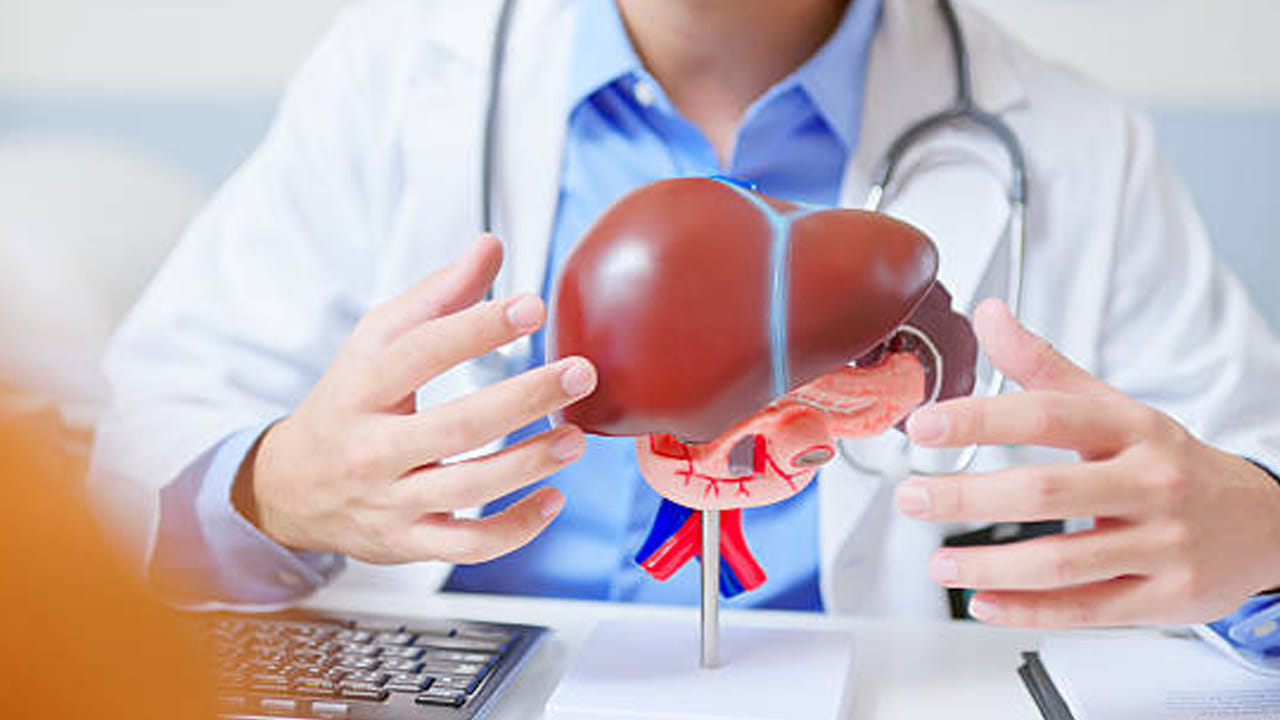 కాలేయ కణాలలో అదనపు కొవ్వు పేరుకుపోయినప్పుడు ప్యాటీ లివర్ సమస్య మొదలవుతుంది. ప్రారంభంలో దీని లక్షణాలు తేలికాగా ఉంటాయి. అలసట, కడుపులో బరువు లేదా బలహీనత వంటివి. అందుకనే సాధారణంగా ప్రజలు దీని ప్రారంభ లక్షణాలను గుర్తించలేరు. అయితే ఫ్యాటీ లివర్ సమస్య పెరిగిన తర్వాత ఈ సమస్య స్పష్టంగా కనిపిస్తుంది. దీనిని నిర్లక్ష్యం చేస్తే లివర్ సిర్రోసిస్, డయాబెటిస్, గుండె జబ్బులు వంటి తీవ్రమైన వ్యాధులకు దారితీస్తుంది. అయితే ఈ ప్యాటీ లివర్ సమస్యకు మొదట్లోనే ఈ 5 కూరగాయలను తినే ఆహారంలో చేర్చుకోవడం ద్వారా తగ్గించుకోవచ్చు. కేవలం 3 నెలల్లోనే లివర్ ఆరోగ్యాన్ని మెరుగుపరచుకోవచ్చు.